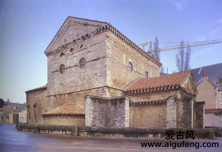 圣让洗礼堂 • *